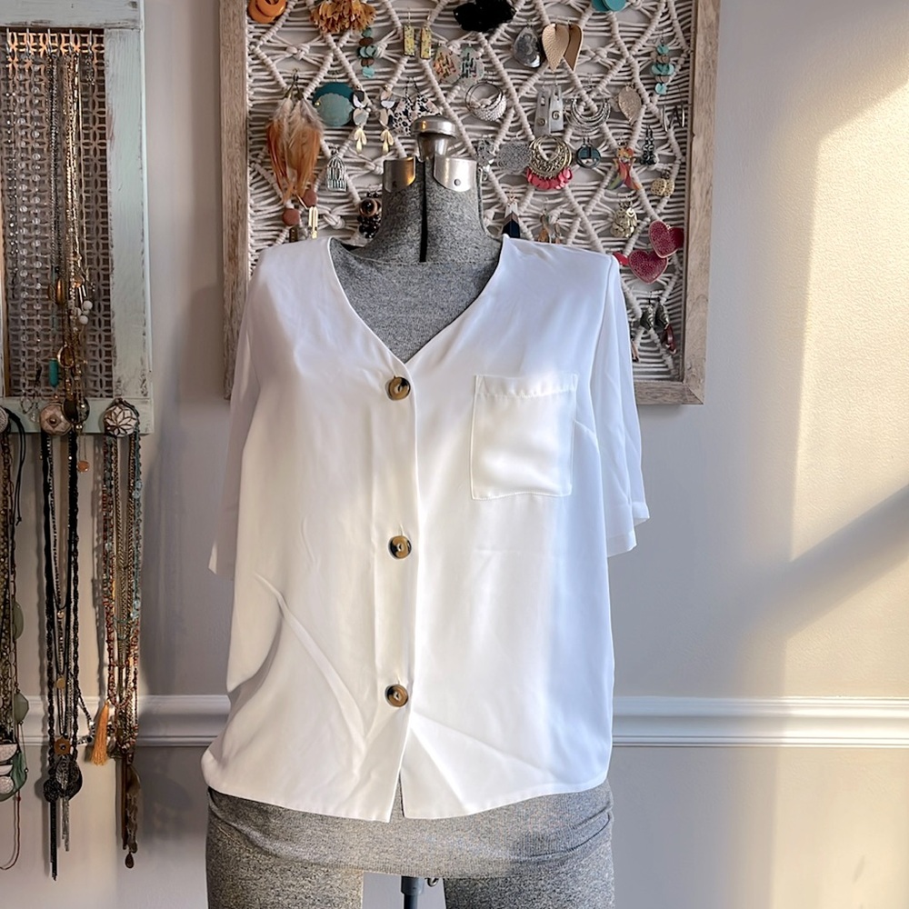 Ophelia Roe short sleeved blouse | white | large button | V-Neck | size XL